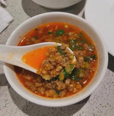 少赚21个亿后 海底捞大变样：免费牛肉粒没了！网友炸了：逼我放弃海底捞？