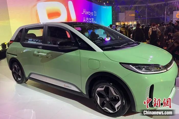 有个扫地机器人就敢造车?企业疯狂造车靠谱吗?