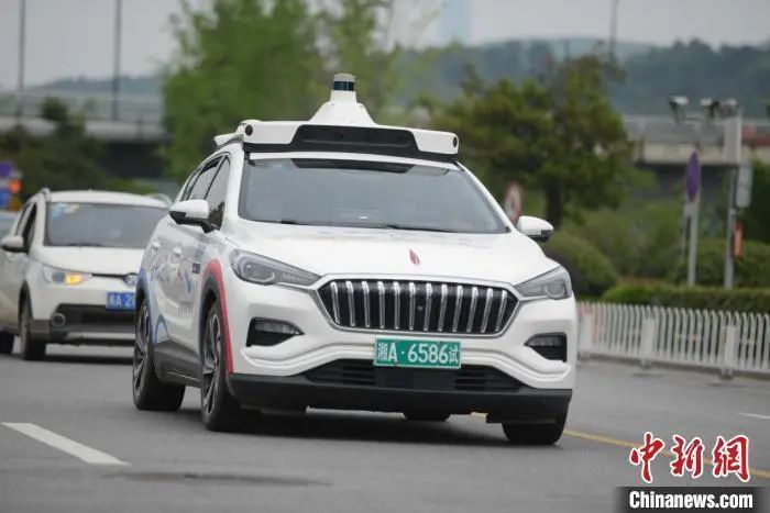 有个扫地机器人就敢造车?企业疯狂造车靠谱吗?