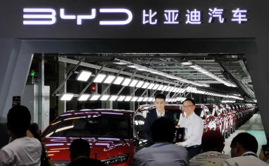 比亚迪向何猷君交付第100万辆新能源汽车