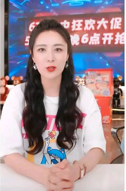 知名网红夫妻被曝卖山寨手机:一台至少赚300元 已卖上万台!平台出手了